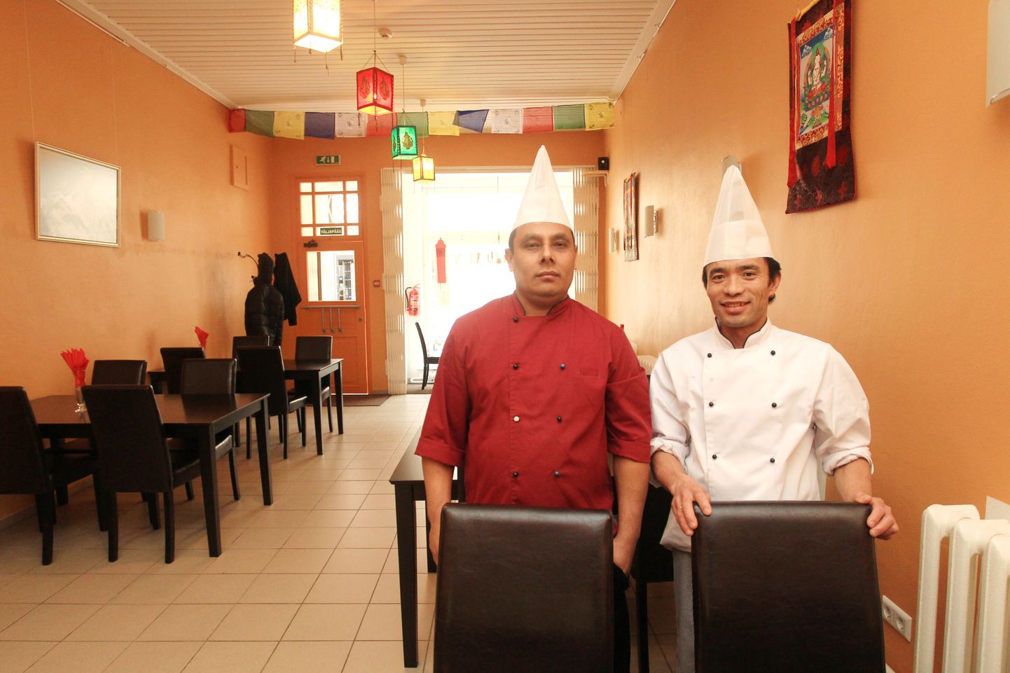 Tartus Rüütli tänaval avas uksed Mandala restoran. Pildil vasakult kokk Khadka Khatri ja söögikoha omanik Kaptan Bahadur Tamang.