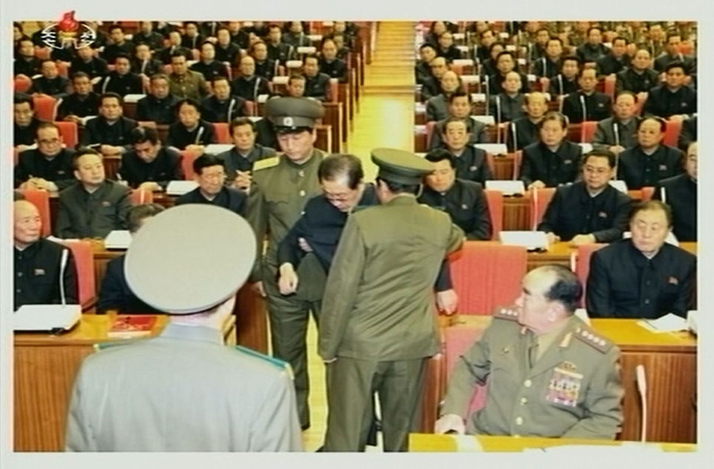 Põhja-Korea riiklik telekanal KRT näitas, kuidas diktaatori Kim Jong-uni tädimees Jang Song-thaek võeti poliitbüroo istungi ajal kinni.