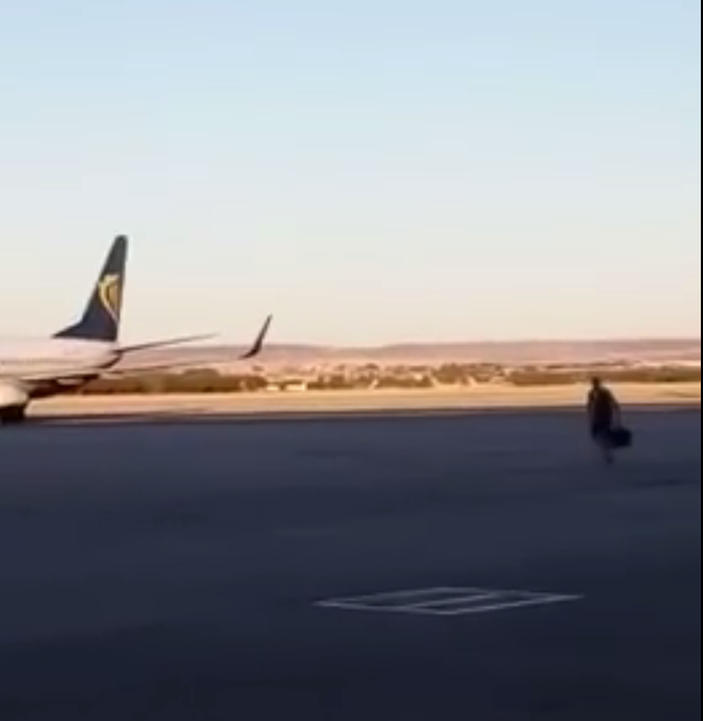 mees jookseb lennukile järgi