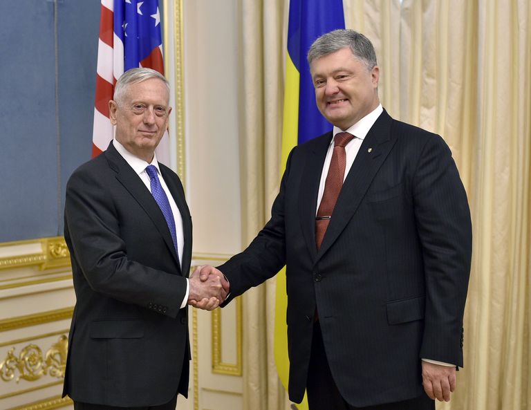 Ukraina president Petro Porošenko ja USA kaitseminister James Mattis täna Kiievis. FOTO: Mykola Lazarenko/AP/Scanpix