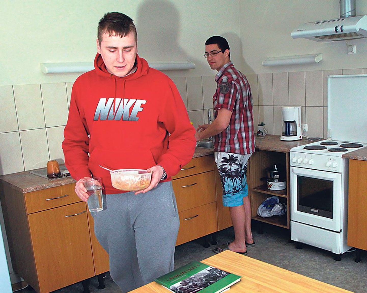 Tristan Raudsepp ja Rainer Mägi kasutavad pikka vahetundi õpilaskodu köögis kerge eine valmistamiseks.