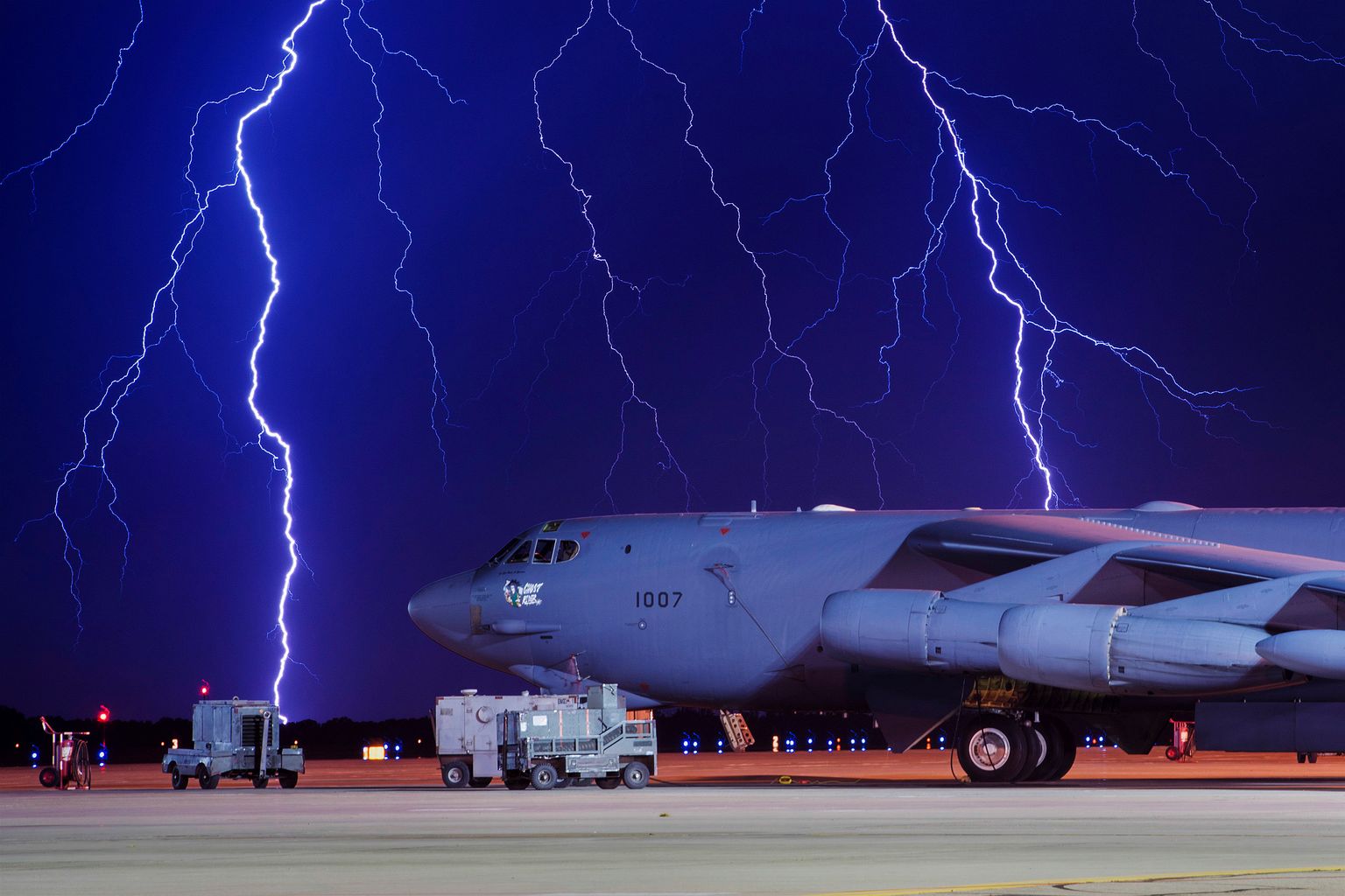 Стратегический бомбардировщик B-52H.