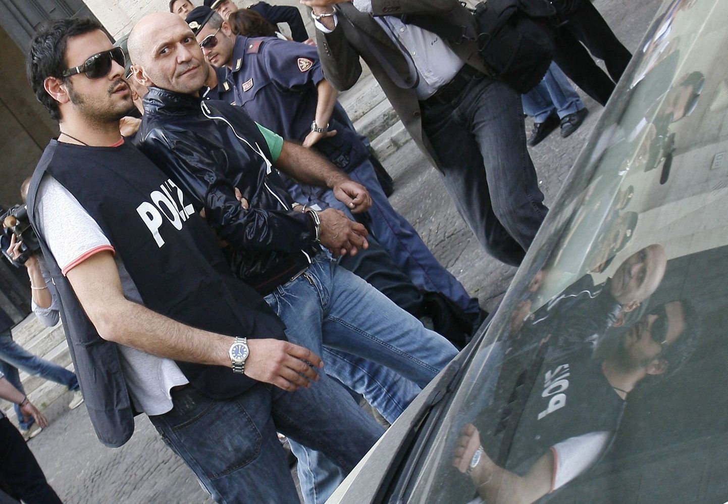 Itaalia politseinikud viimas ära Napolis vahistatud arvatavaid maffiamehi.