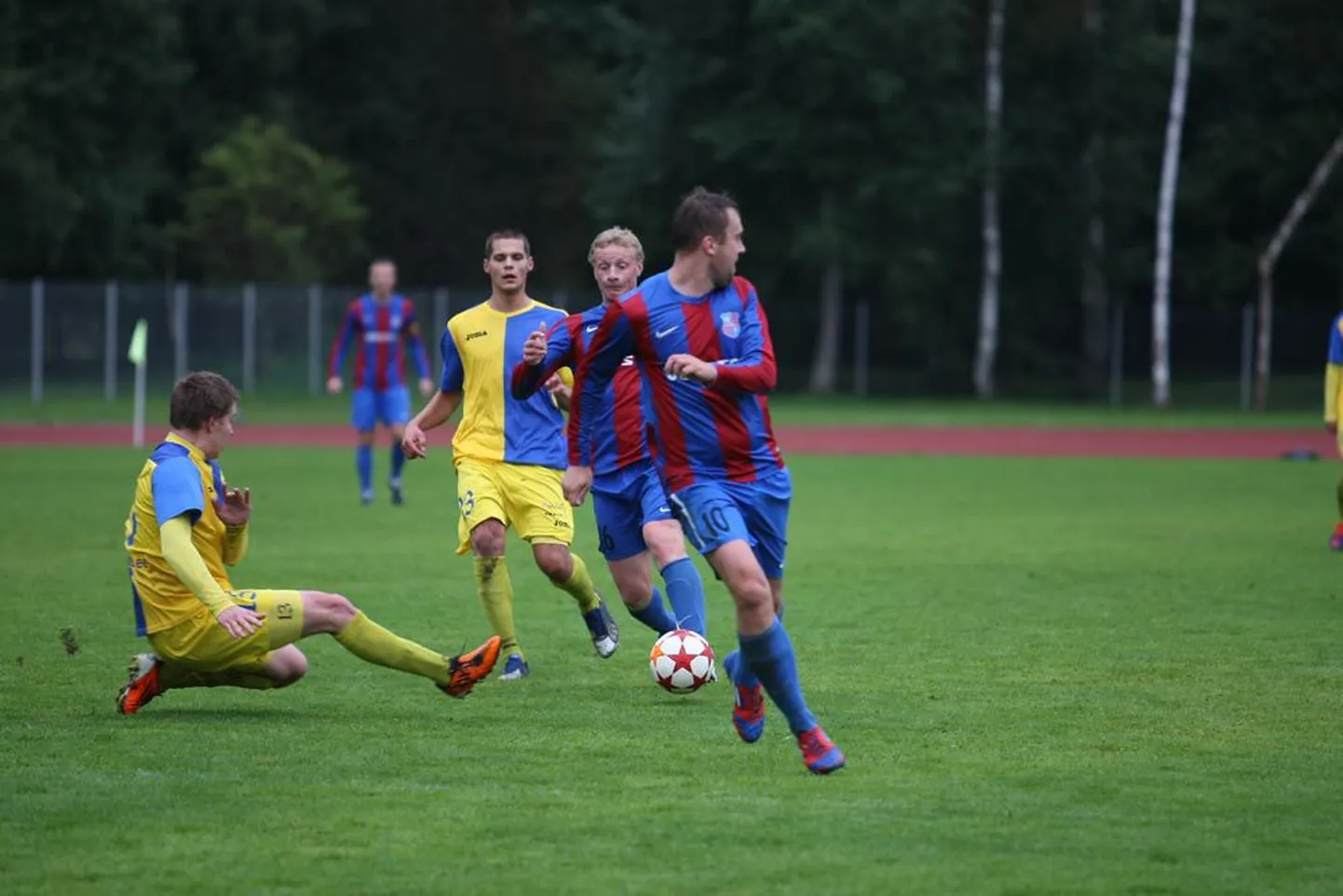 FC Kuressaare (kollases) ja Paide Linnameeskonna ridades saab tuleval hooajal sarnaselt teiste meistriliiga klubidega näha profijalgpallureid.