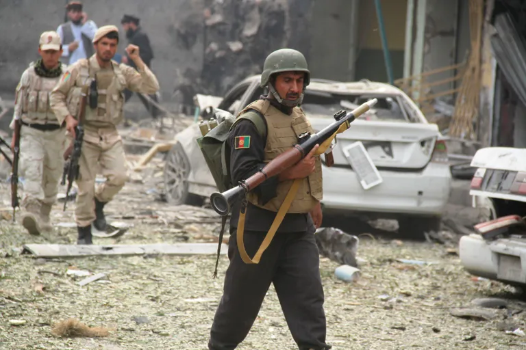 Afganistani valitsusvägede sõdur Jalalabadis pärast Talibani korraldatud enesetapurünnakut. Foto: AFP
