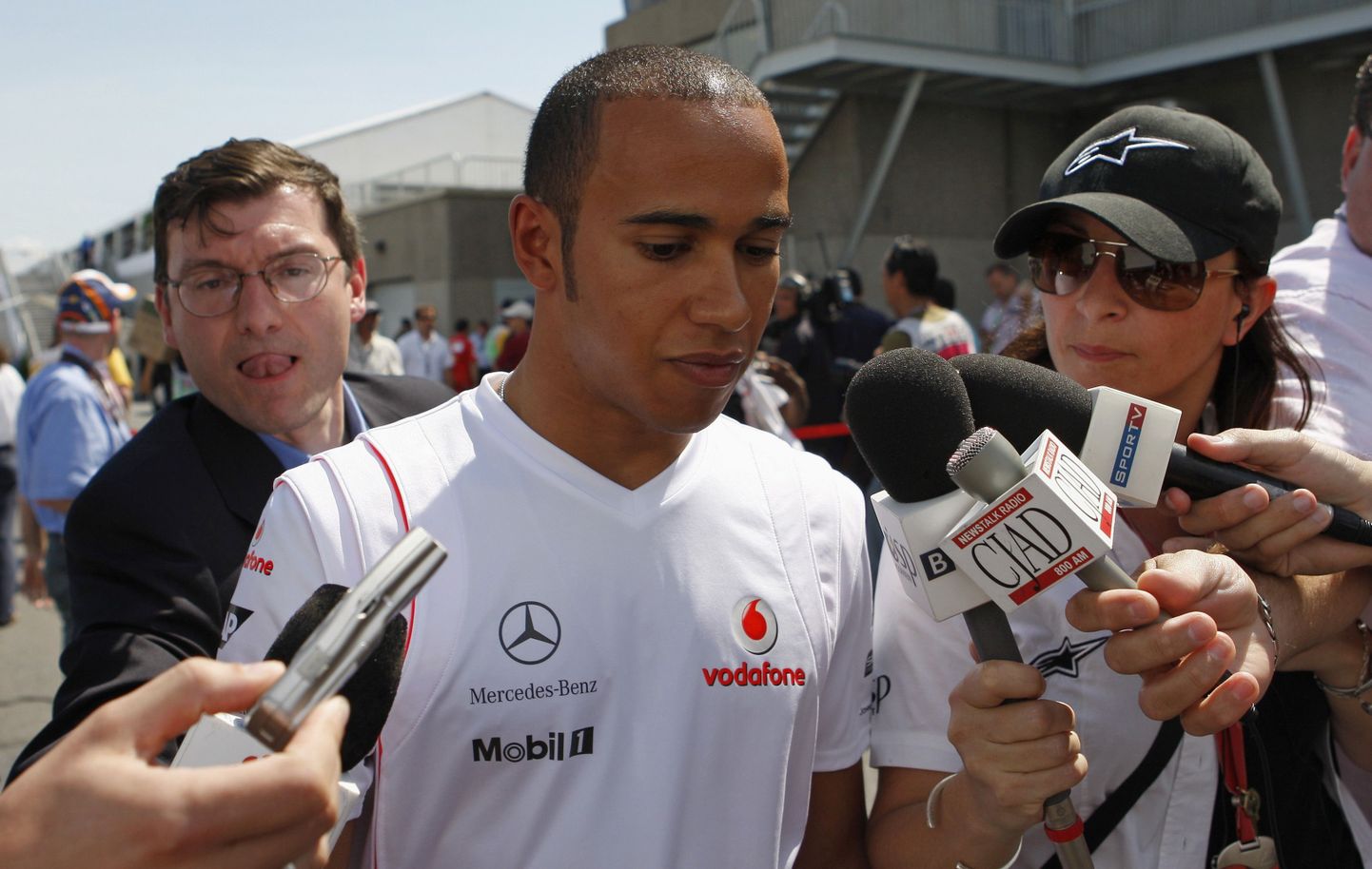 Lewis Hamilton ajakirjanikele seletusi andmas