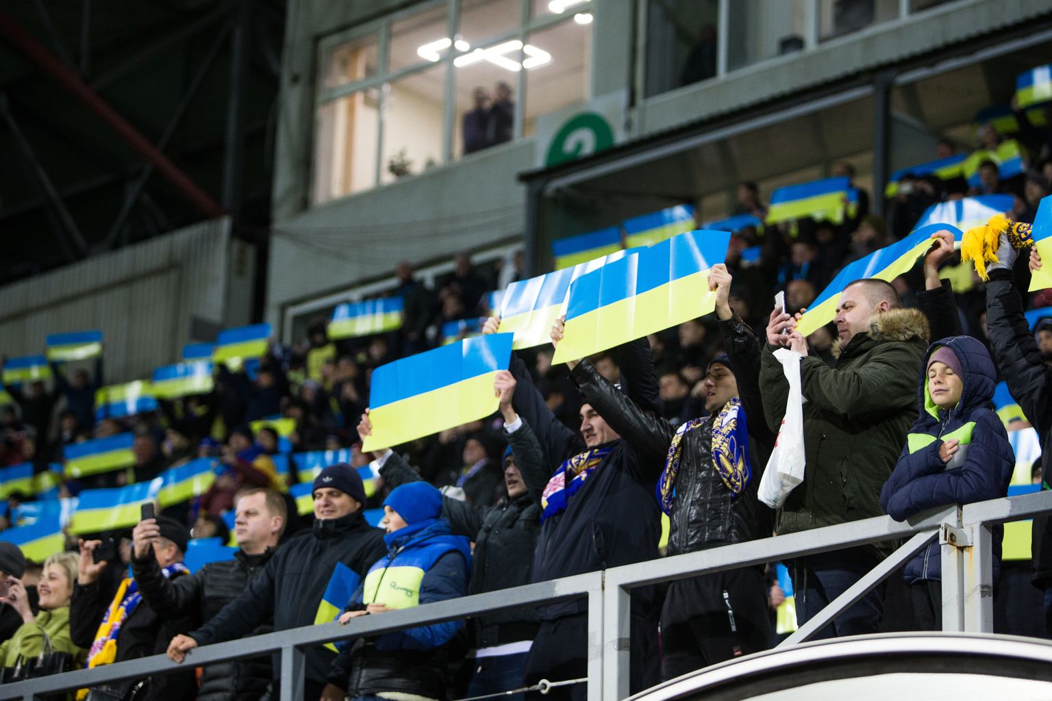 Eesti koondise fännid ulatavad abikäe ka Ukrainale.