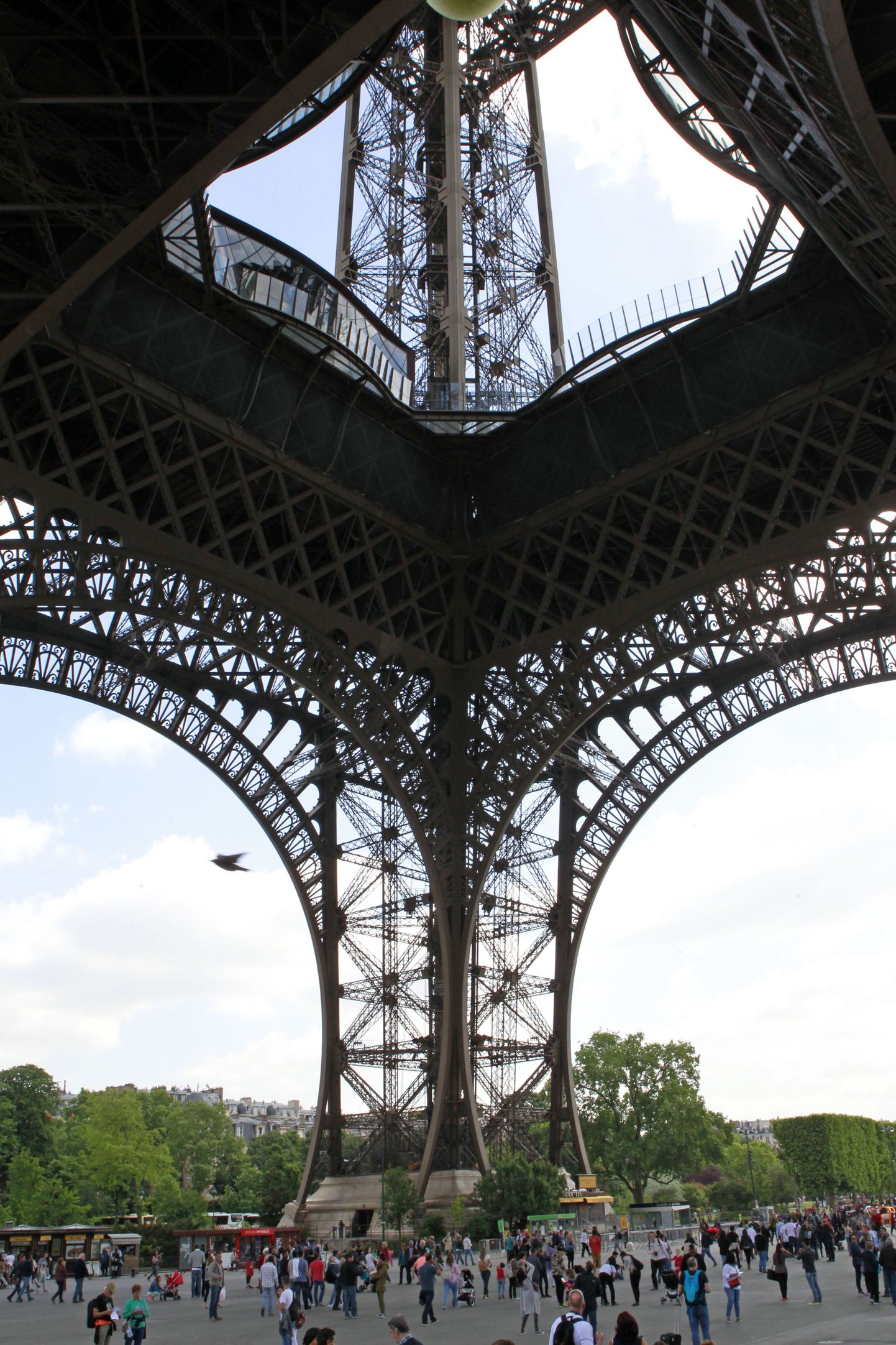 Turistid ootasid täna hommikul Eiffeli torni all asjatult monumendi avamist.