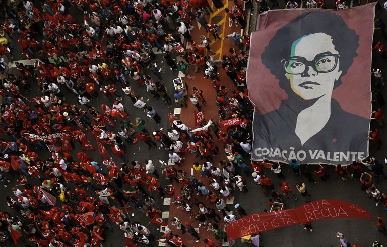 Brasiilia presidendi Dilma Rousseffi vastane plakat ja kärpevastased loosungid mullu detsembris São Paulos. 