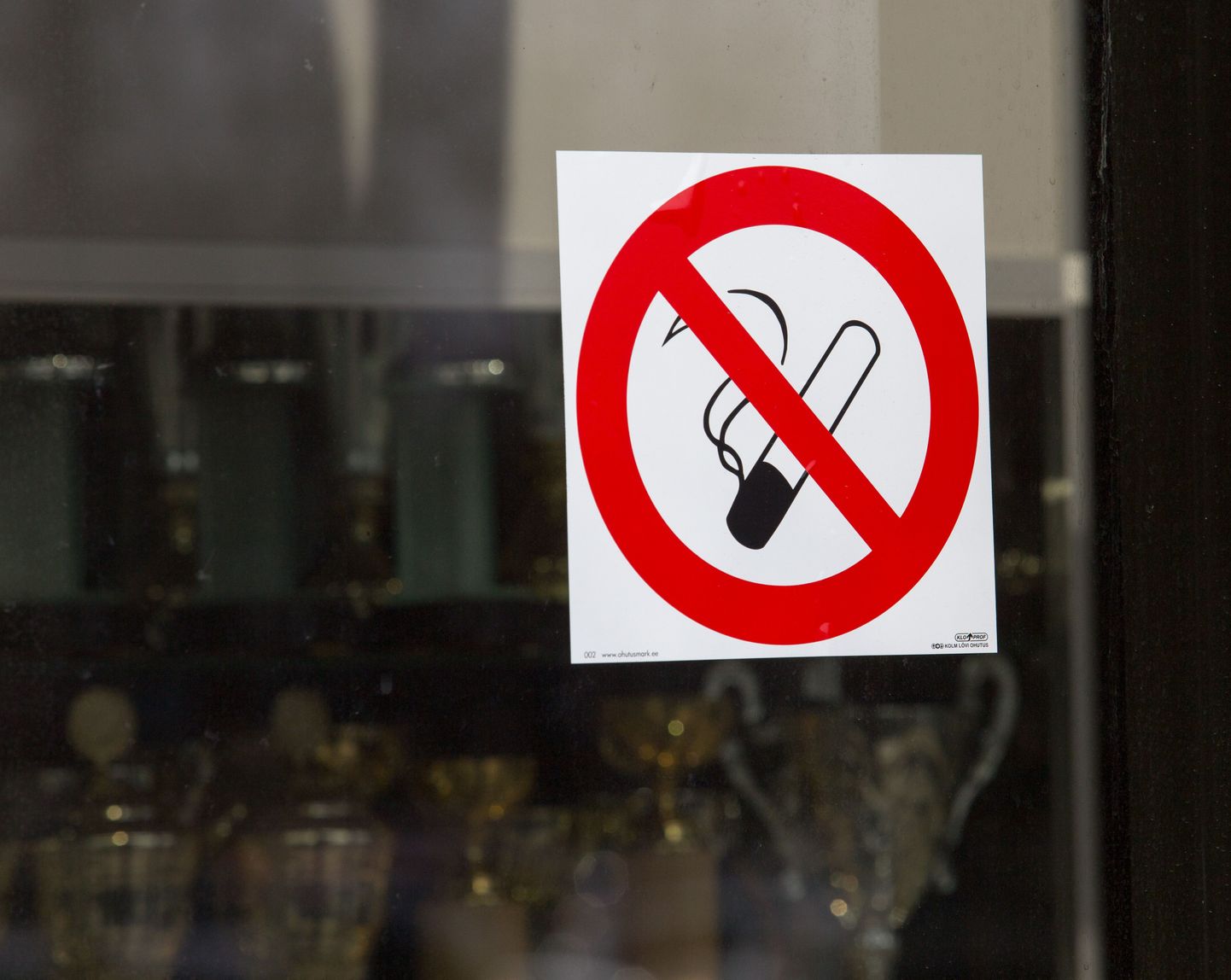 Spordihoones fassaad on saanud suitsetamist keelavad kleebised.