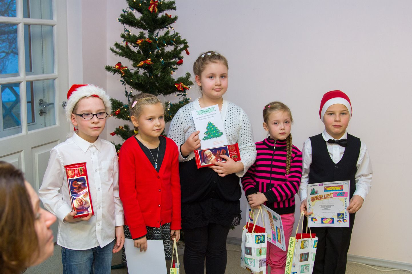 Maakondlikul jõululuuletuste võistlusel valis žürii kümne finalisti hulgast välja kolm tublimat ning lisaks kaks eripreemia väärilist noort etlejat. 1.–2. klassi parimad olid Tormi Rattasepp (vasakult), Gerda Ly Käis, Elina Kortel, Ksenja Parmenenkova ja Riivo Pippar.