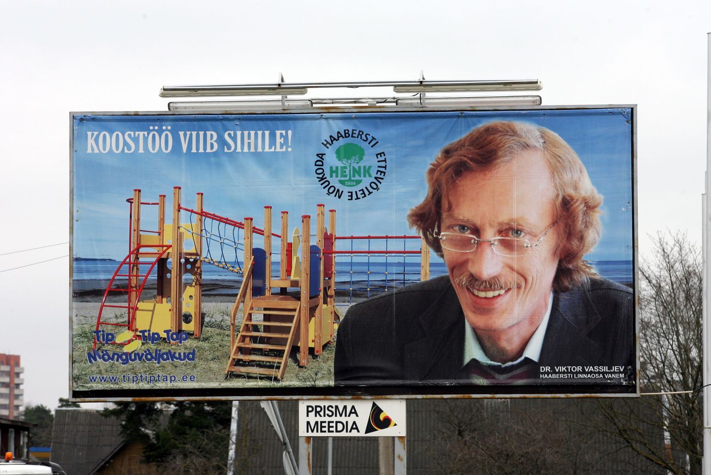 Viktor Vassiljevi näopildiga plakatid ehivad Haabersti tänavaid ka valimistevahelisel ajal.