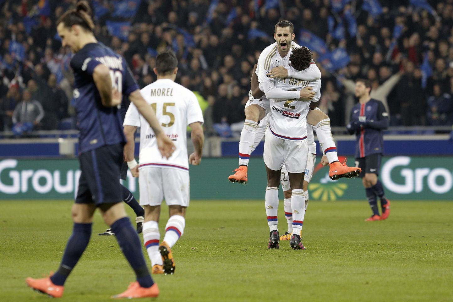 Lyoni mängijad rõõmustavad, Zlatan Ibrahimovic (vasakul) on mõtlik.