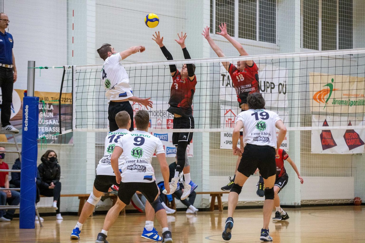 IMsport/Järvamaa (valges ja mustas) jäi nädalavahetuse kahes kohtumises vastastele alla. Pildil olev mäng Tallinna spordikooliga lõppes järvalstele tulemusega 1:3.