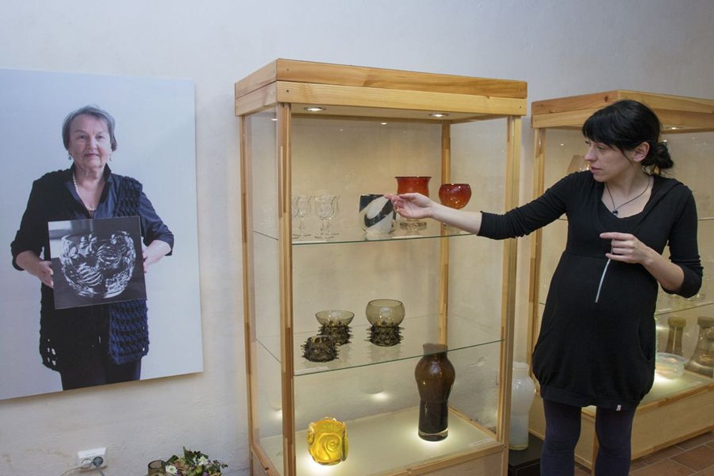 Näituse kuraator Eili Soone osutab oma lemmik­klaasidele.
