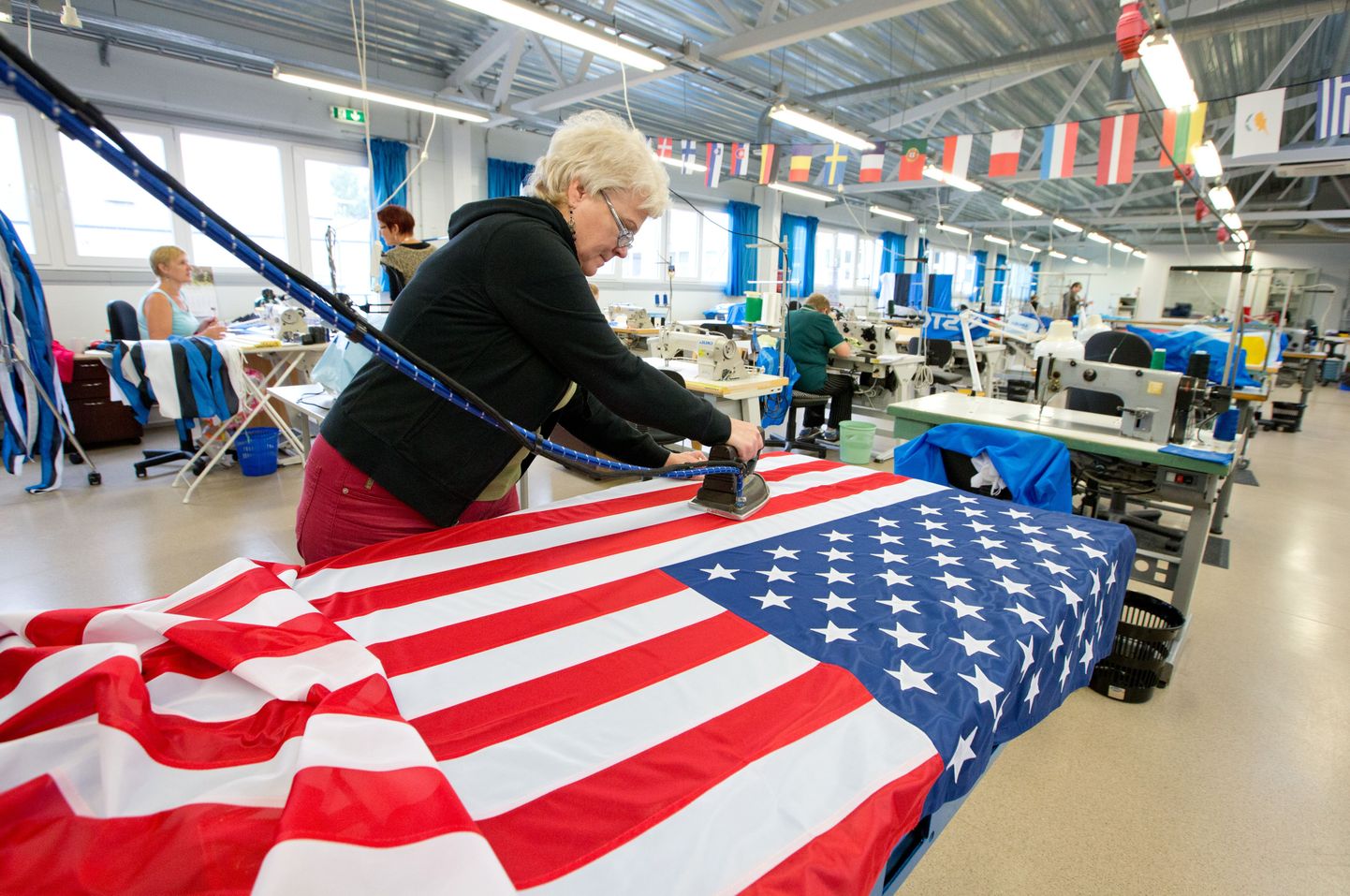 USA lippude valmistamine Tallinnas lipuvabrikus. USA plaanib järsult intressimäära tõstma hakata