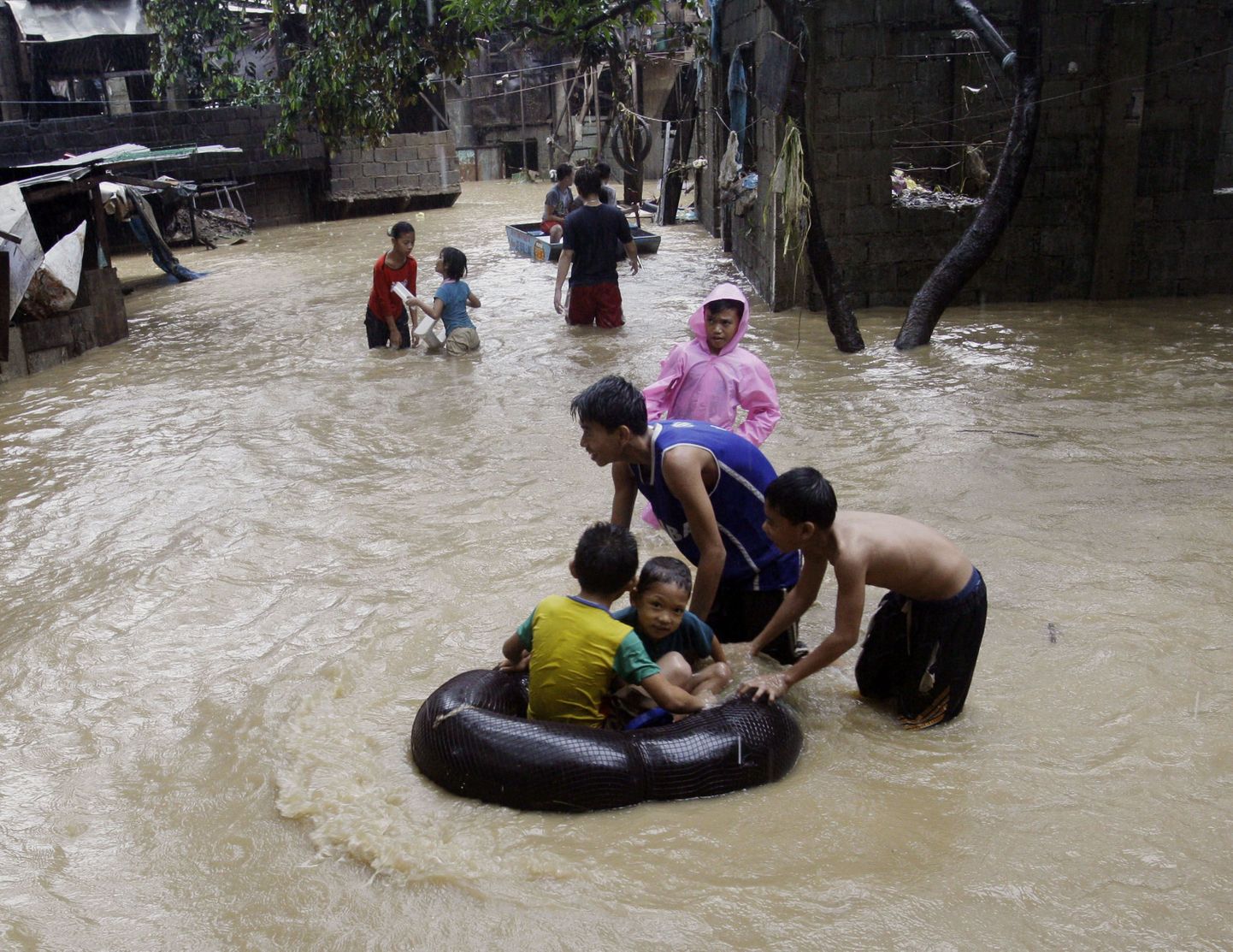 Шторм вызвал наводнение в пригороде Манилы.