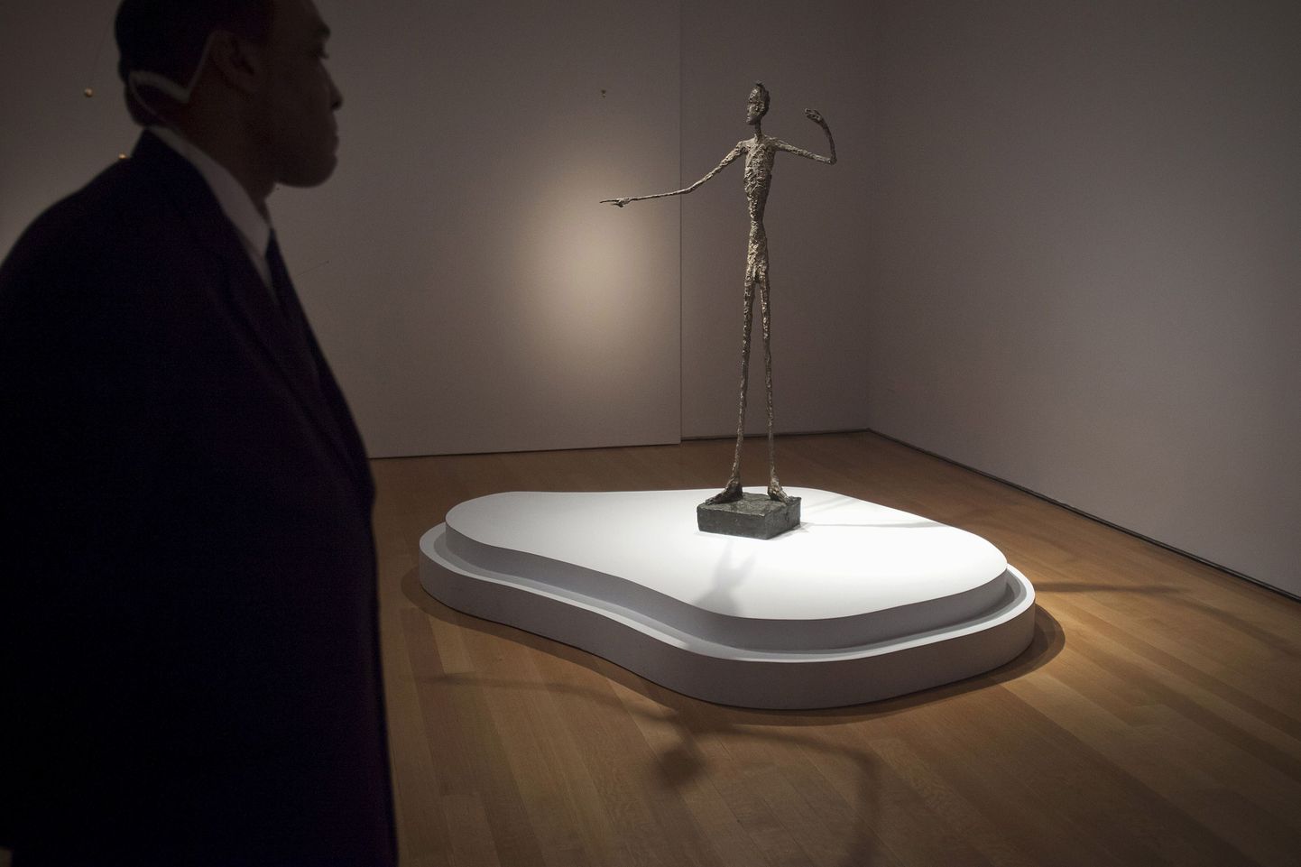 Giacometti teos «Mees osutamas».