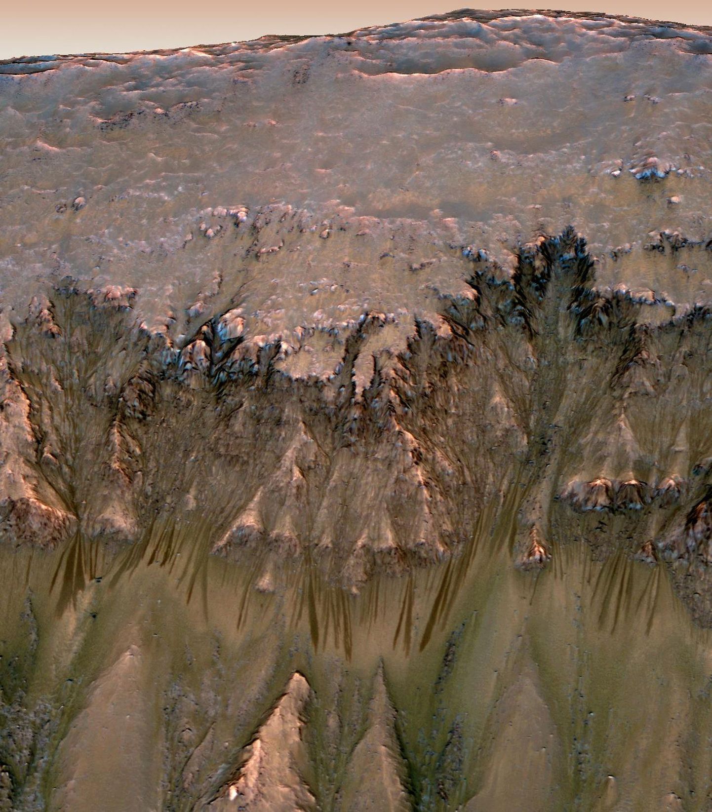 Kevadel ja suvel Marsi kraatri nõlva sees ilmnev voolav vesi