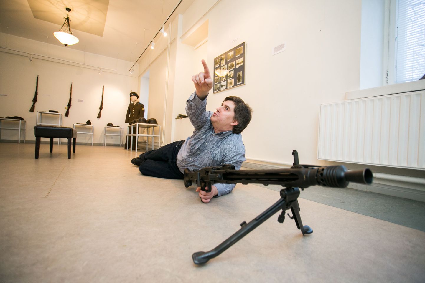 32.01.2015. Näitus -Kui relvad vaikisid- Järvamaa muuseumis. Pildil on sakslaste kuulipilduja (täpsemalt selle Jugoslaavias valminud koopia) MG 42, mida näitab muuseumi kultuuri- ja programmijuht Tarmo Hints