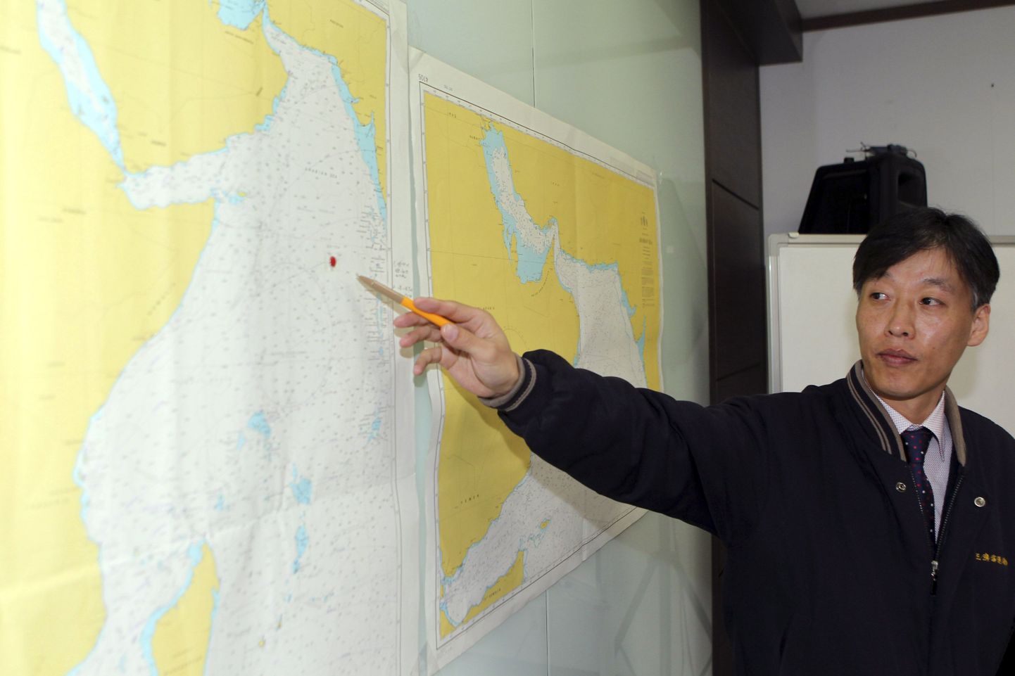 Laevafirma Samho Shipping ametiisik näitab kaardil, kus ettevõttele kuuluv tanker kaaperdati.