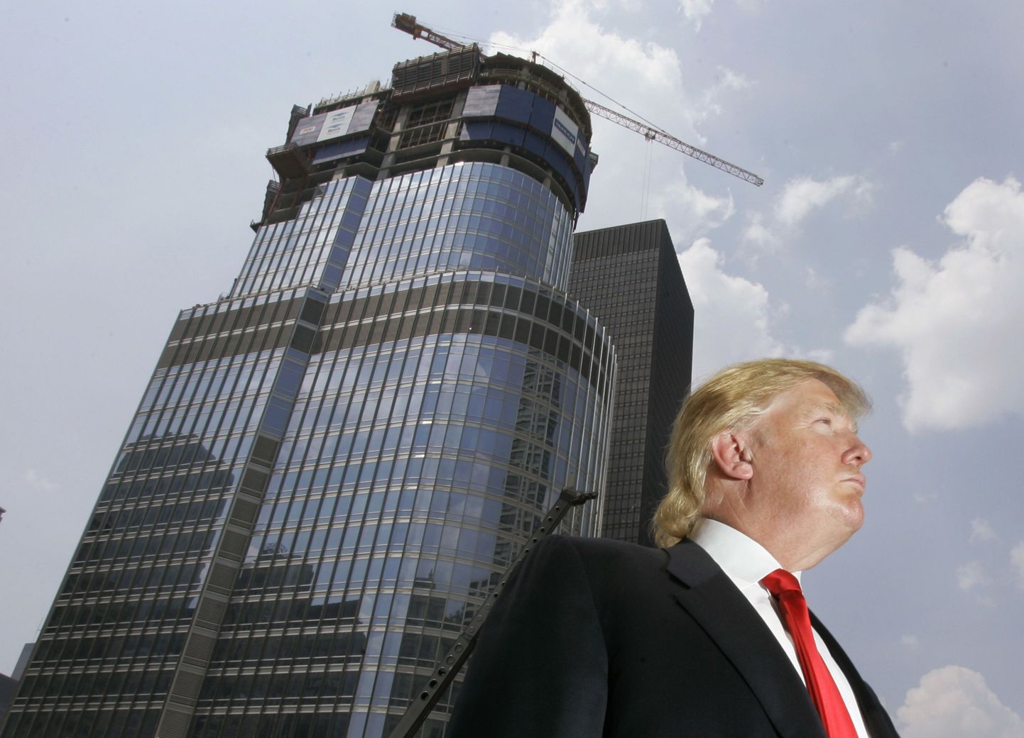 Donald Trump Trump International Hotel & Tower taustal selle ehitamise ajal 2007. aastal. Selle hoone ehitamiseks võttis Trump 50 miljonit eurot laenu.