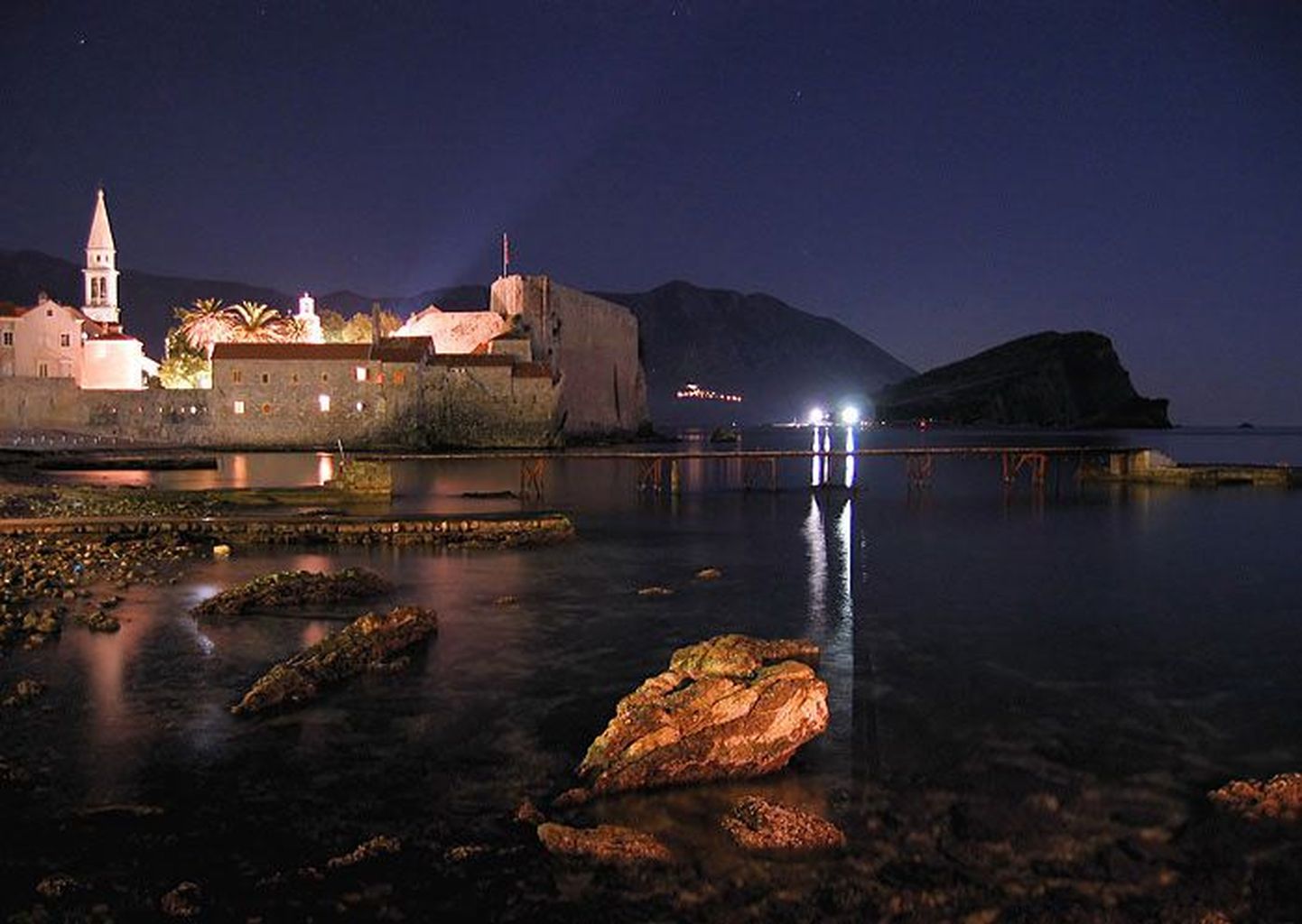 Жемчужина Черногории — Старый город Будвы в ночное время.