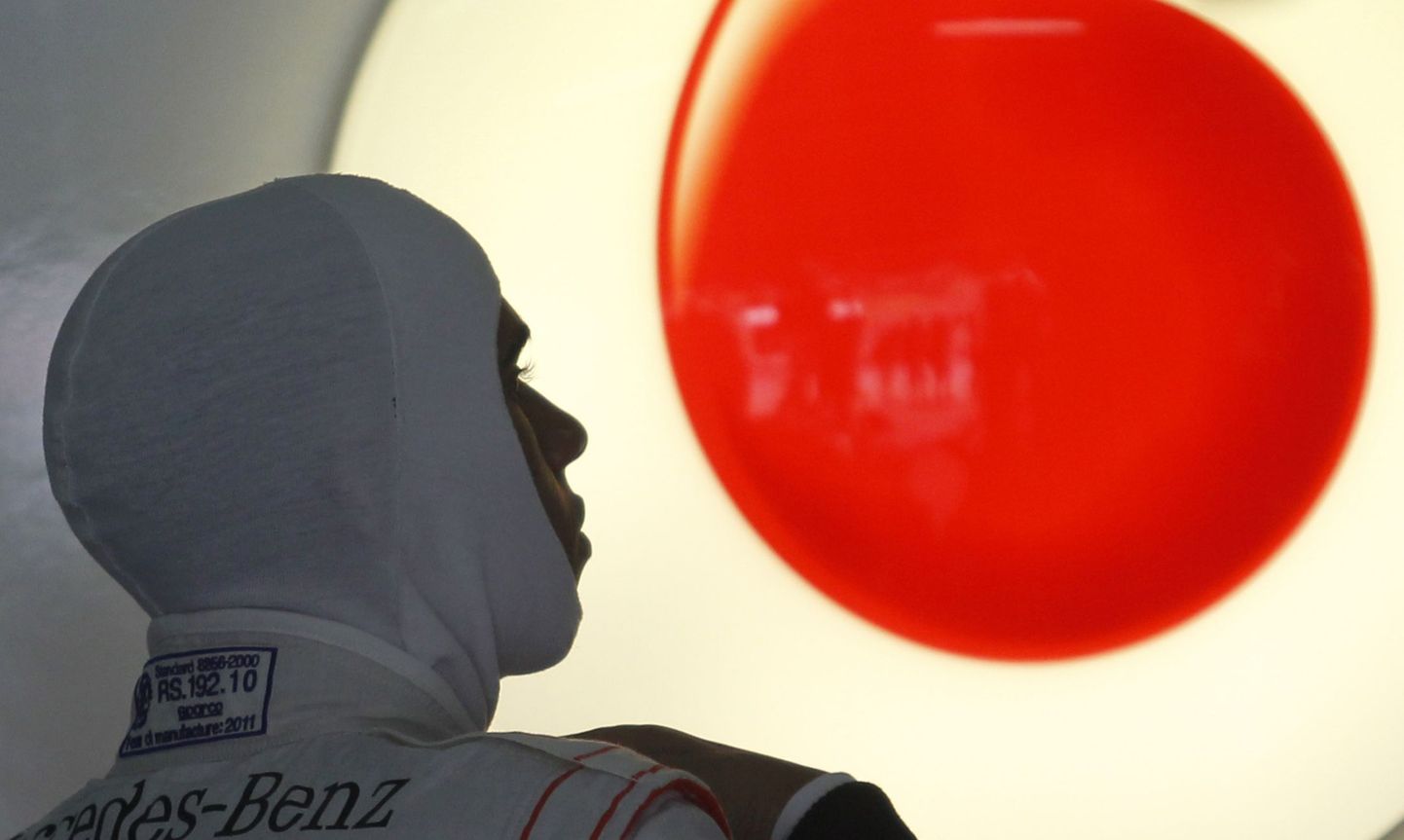 Lewis Hamilton valmistumas Malaisia GP kolmandaks vabatreeninguks.