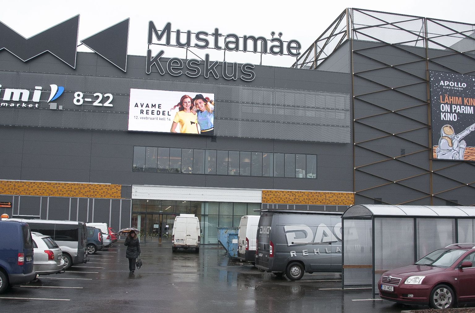 Väljast paistis keskus eile rahulik ja vaikne, kuid sees käis tihe sagimine.
