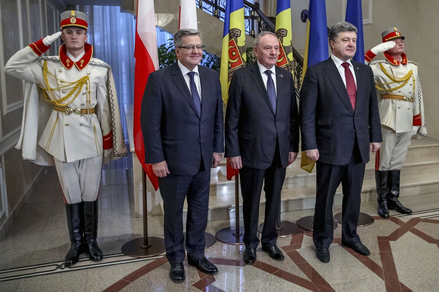 Poola president Bronislaw Komorowski (vasakult), Moldova president Nicolae Timofti ja Ukraina riigipea Petro Porošenko 20. novembril Chișinăus.