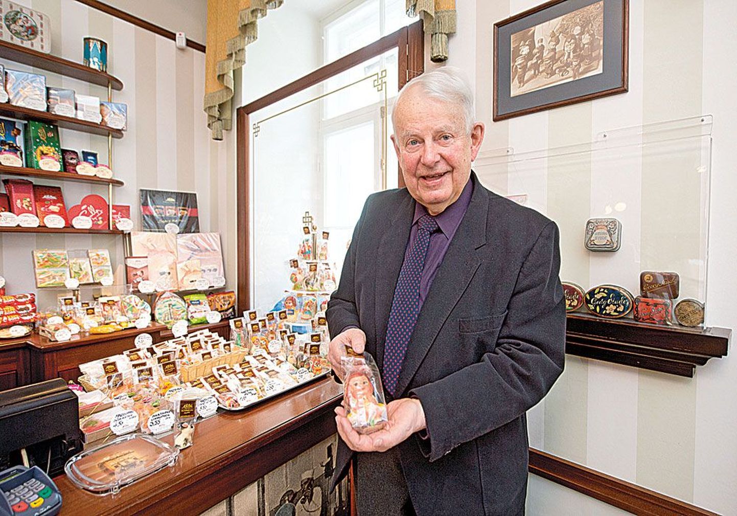 Старейший работник конфетной фабрики Kalev Oтто Kубо незаменим в Музее марципана Maiasmokk.