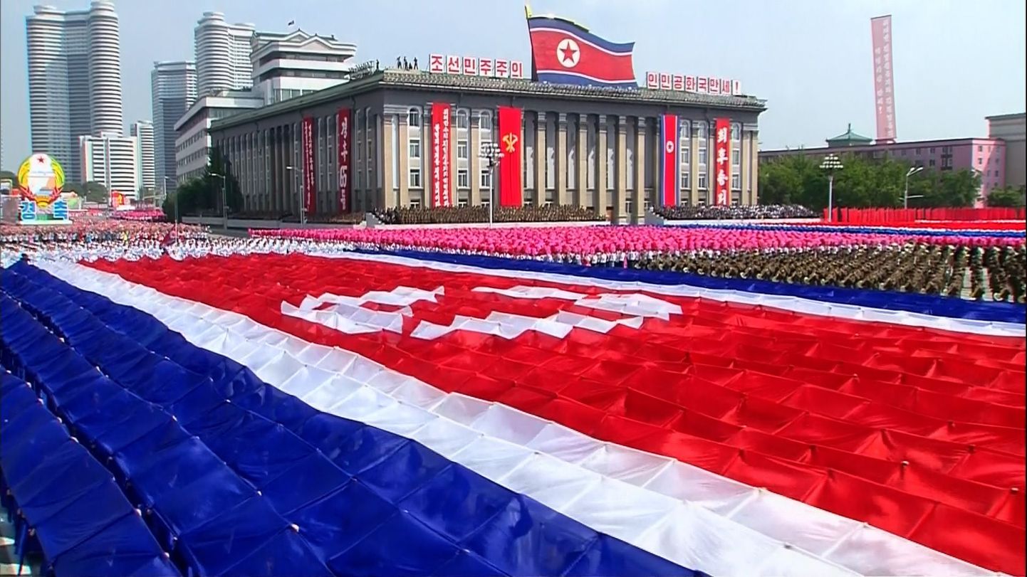 Põhja-Korea hiigelsuur lipp sõjaväeparaadil Pyongyangis.