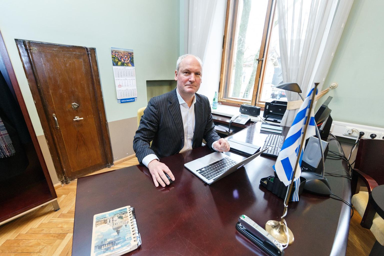 Mart Luik Tallinna linnavolikogus. Luik pakub enda asemele Riina Solmanit.
