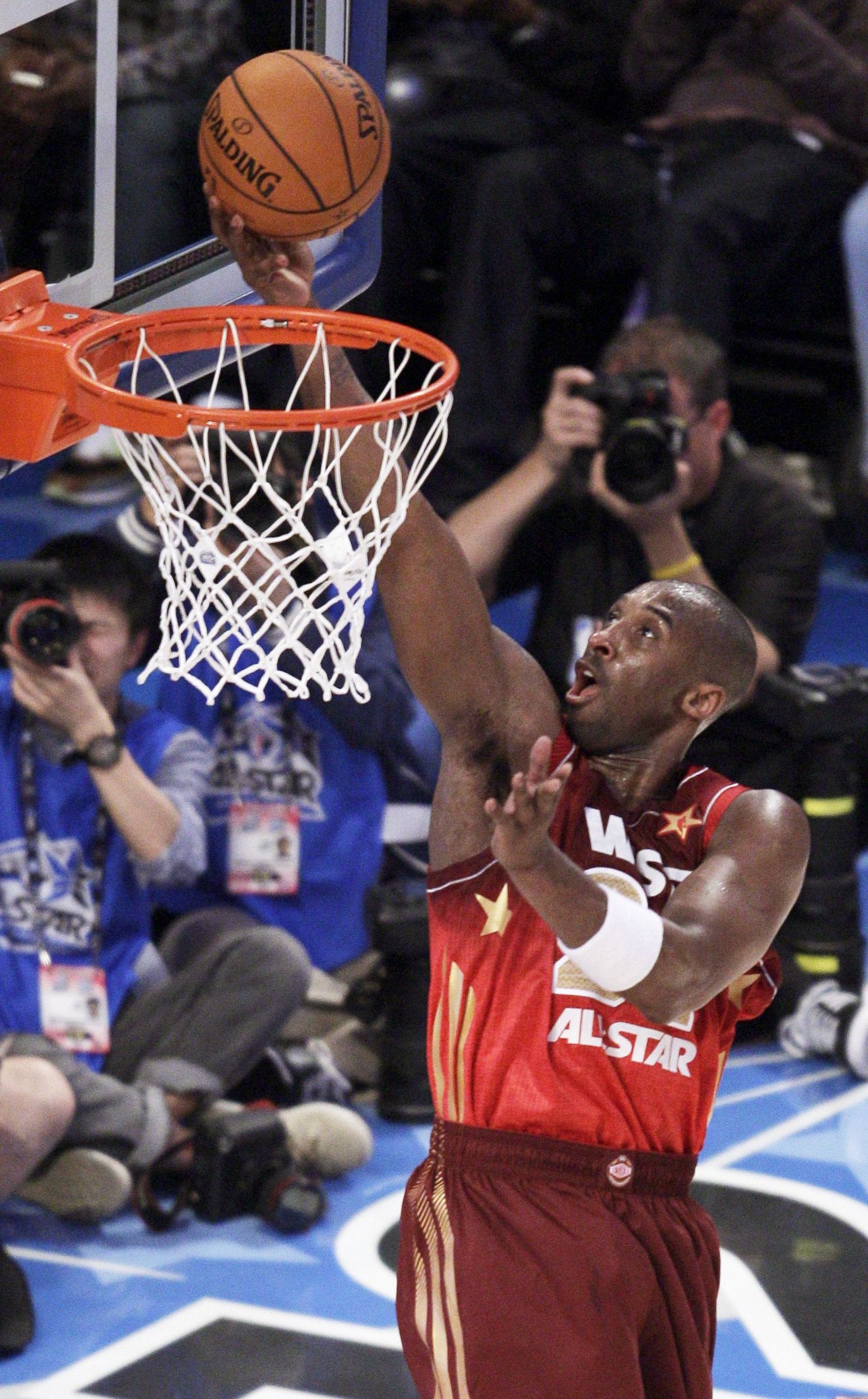 Kobe Bryant kerkis eilse Tähtede mänguga Michael Jordanistki kõrgemale.