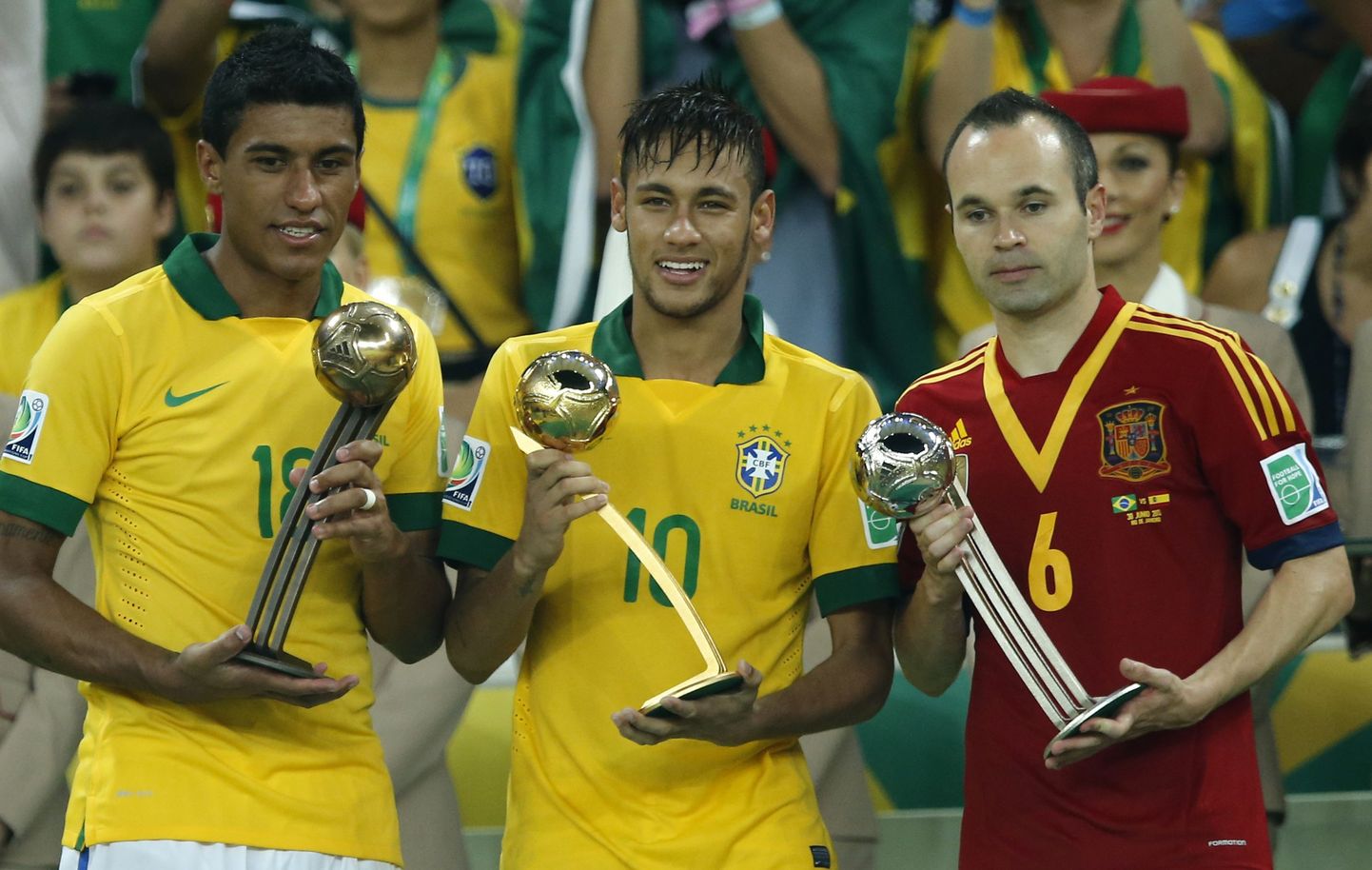 Neymar (keskel), Andres Iniesta (paremal) ja Paulinho