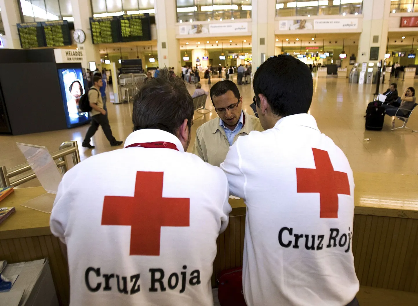 Hispaania Punase Risti töötajad jagamas Malaga lennujaamas infot seagripi kohta.