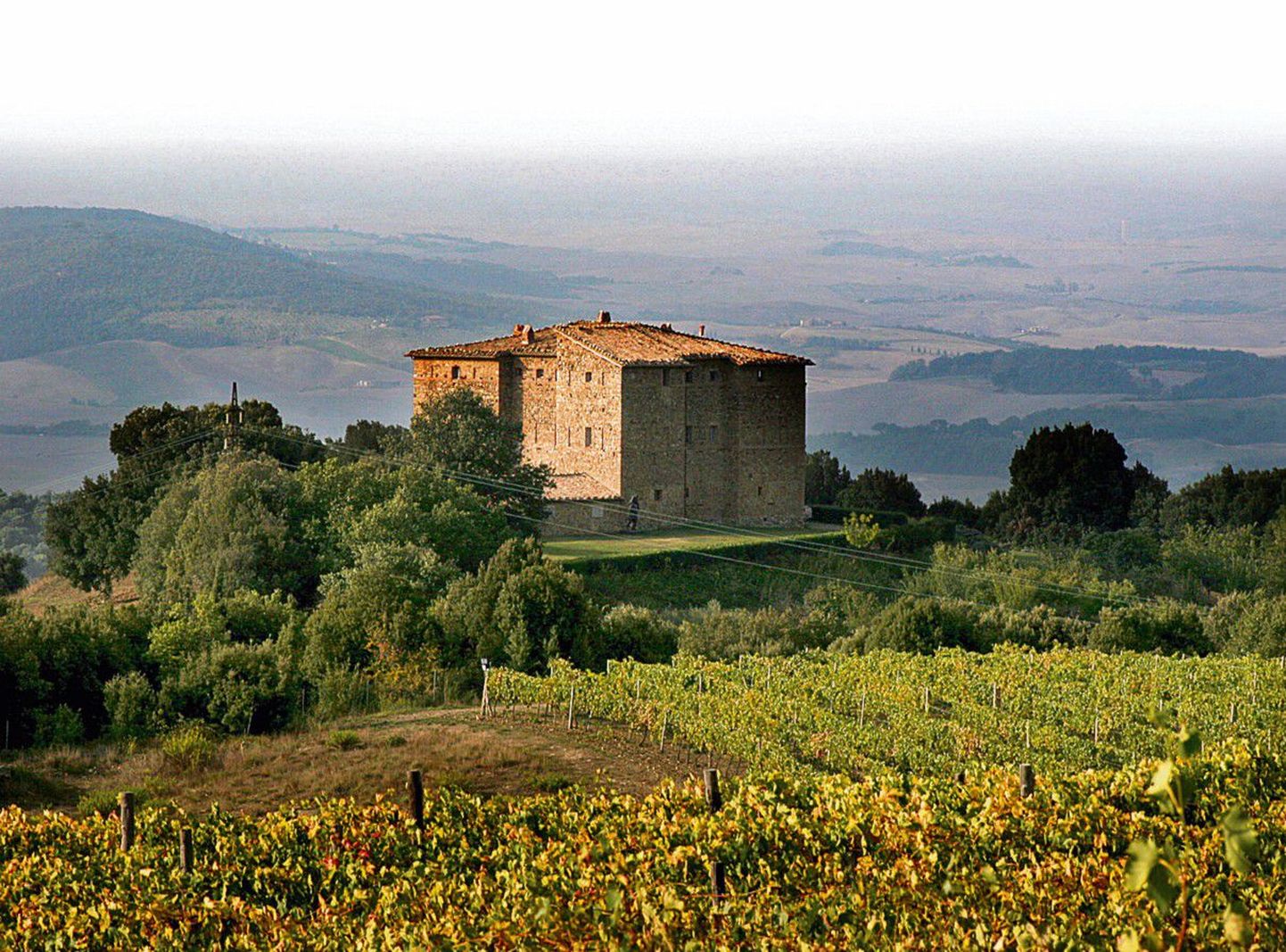 Maaliline veinimõis: Itaalias Montalcinos asuv 12. sajandist pärinev kindlus tegutseb nüüd veinimõisana, mis toodab veini kui kunsti.