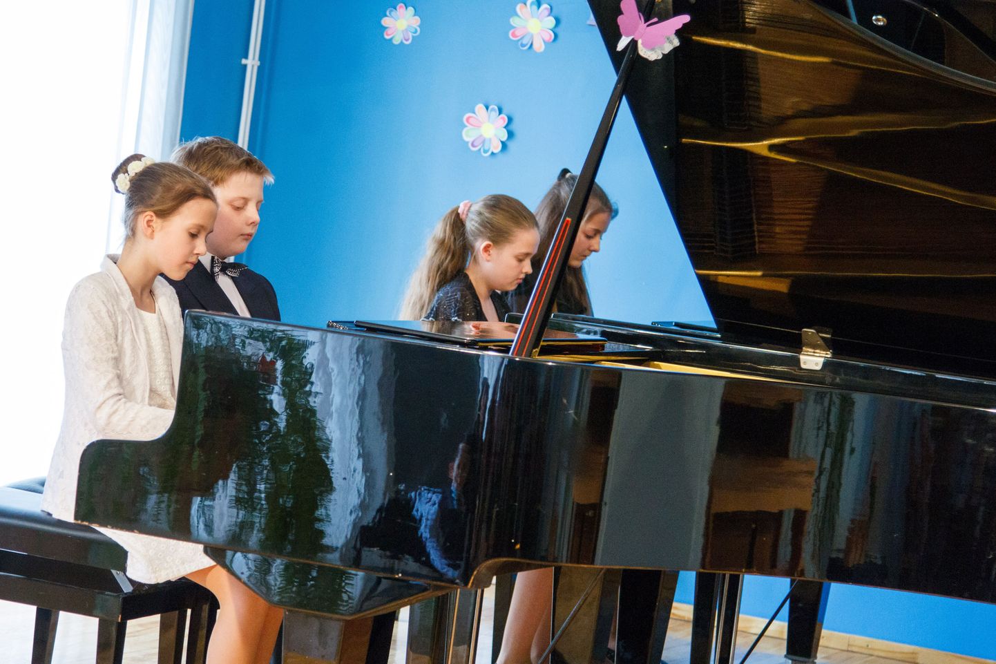 Smiltene muusikakooli õpilased esitasid neljakesi kahel klaveril meeleoluka läti rahvaviisi. Ansamblisse kuulusid Kristina Jaunbērziņa, Keita Šiliņa, Kārlis Sīmanis ja Marta Jakoviča.