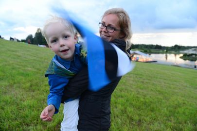 Väike Markus lehvitab agaralt Eesti lippu.