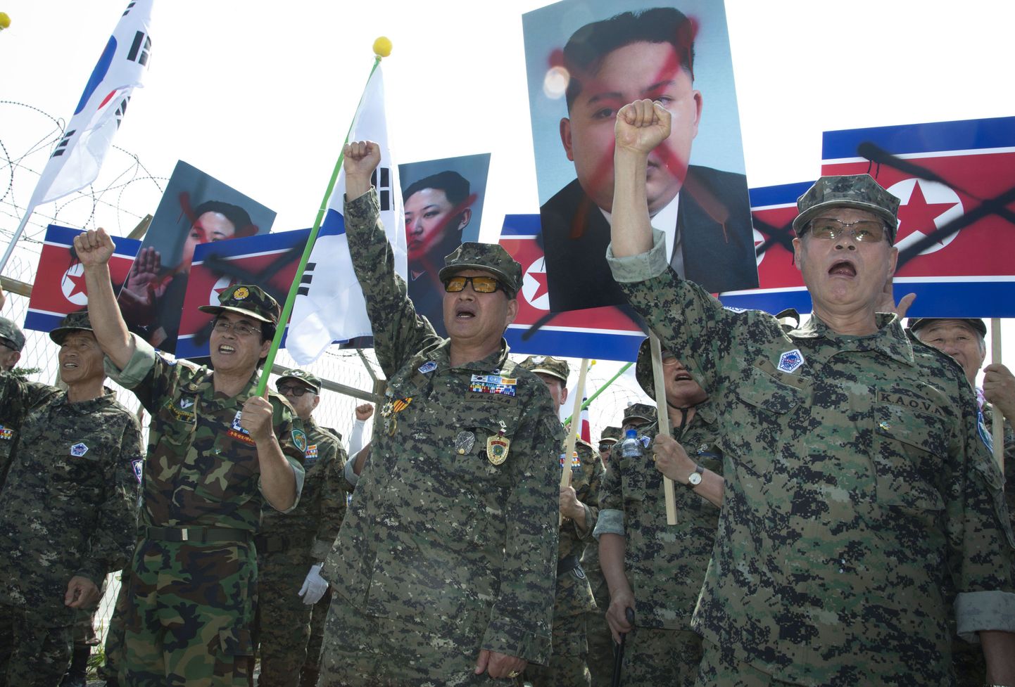 Lõuna-Korea veteranid parodiseerivad Põhja-Korea defileesid.