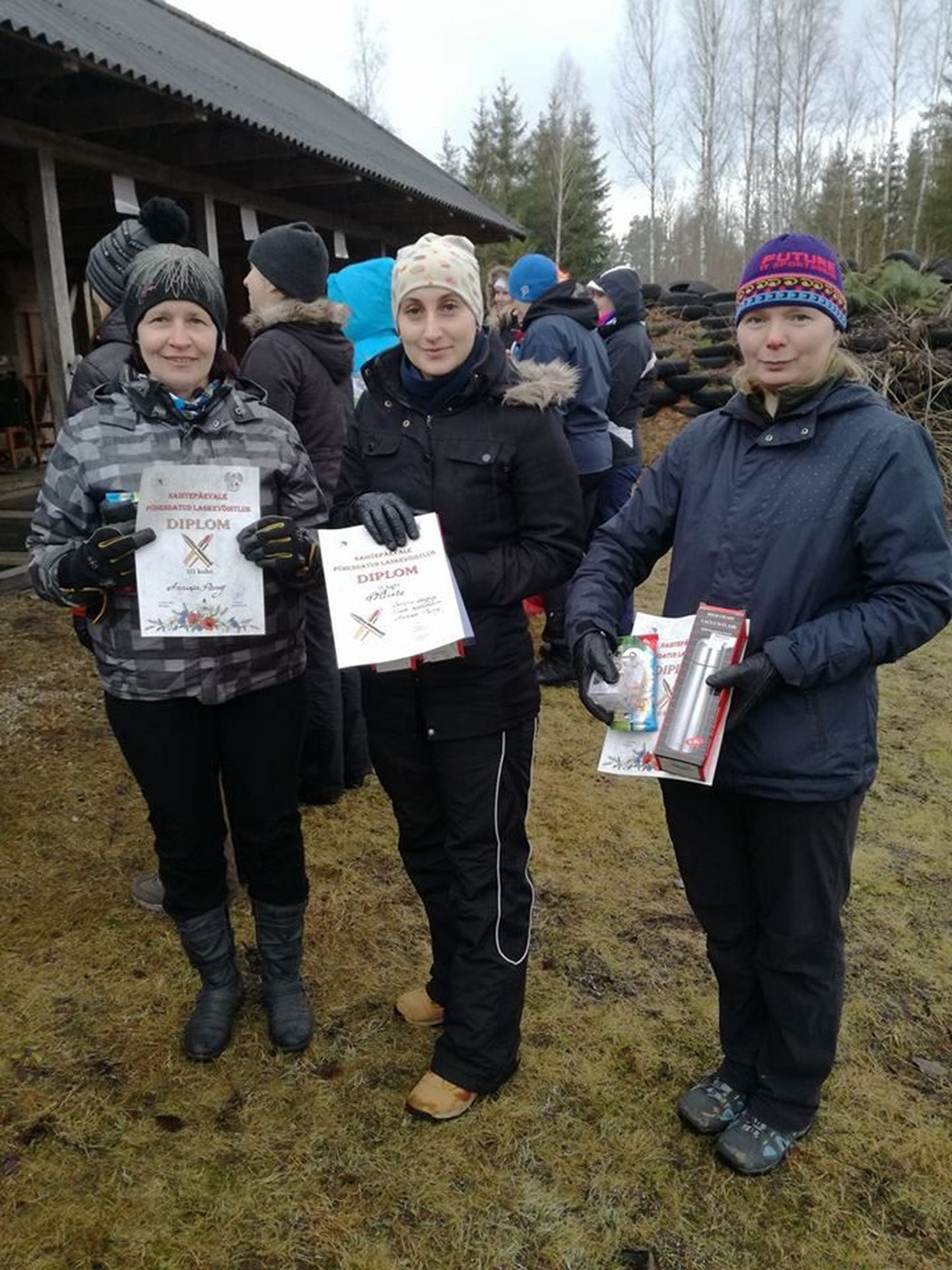 Teise koha saavutanud tubli Tõlliste jaoskond koosseisus Annika Pang (vasakult), Oksana Leesik ja Viia Kaldam.