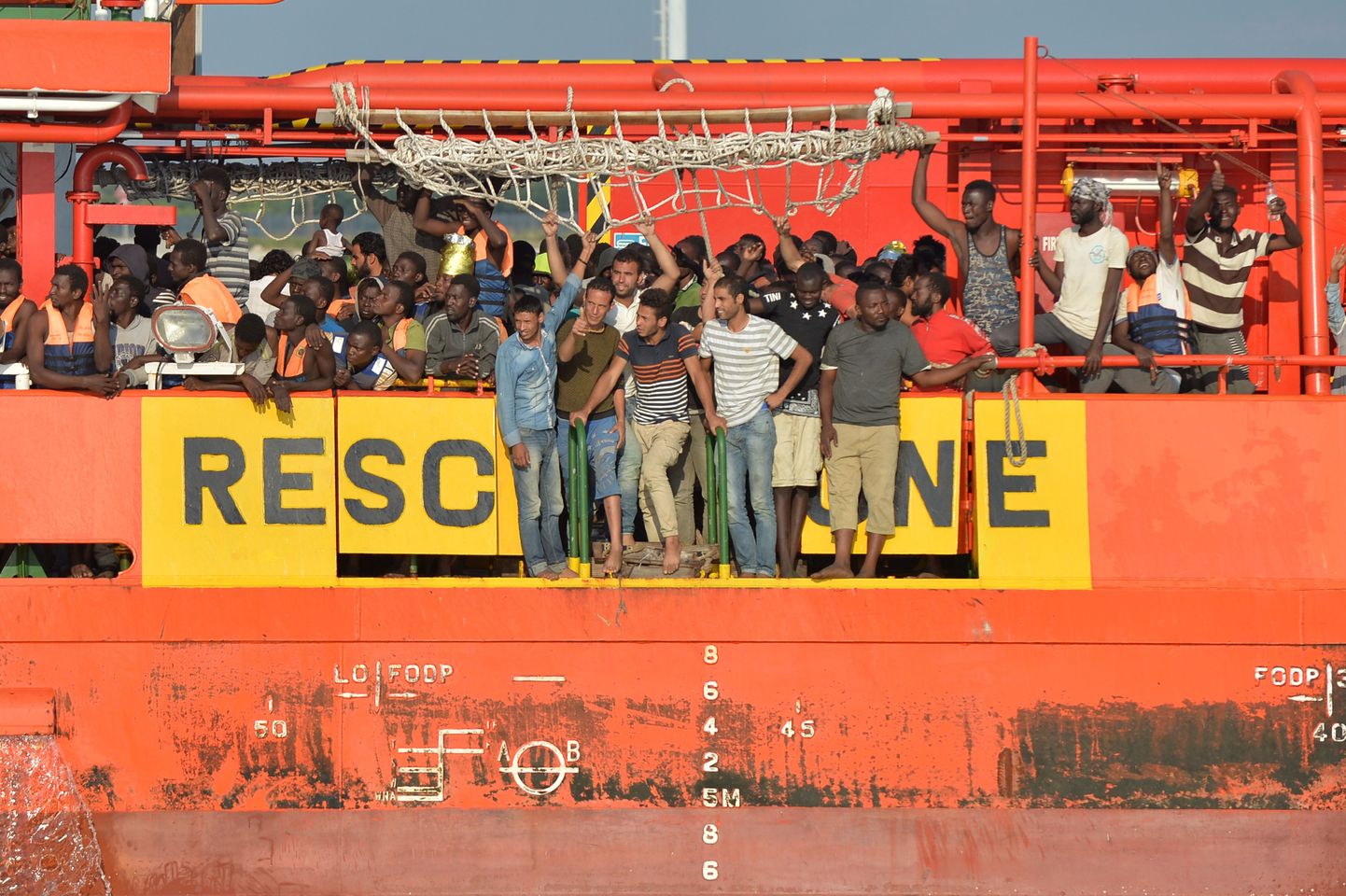 Aafrika riikidest pärit põgenikud saabumas Itaalia lõunarannikule.