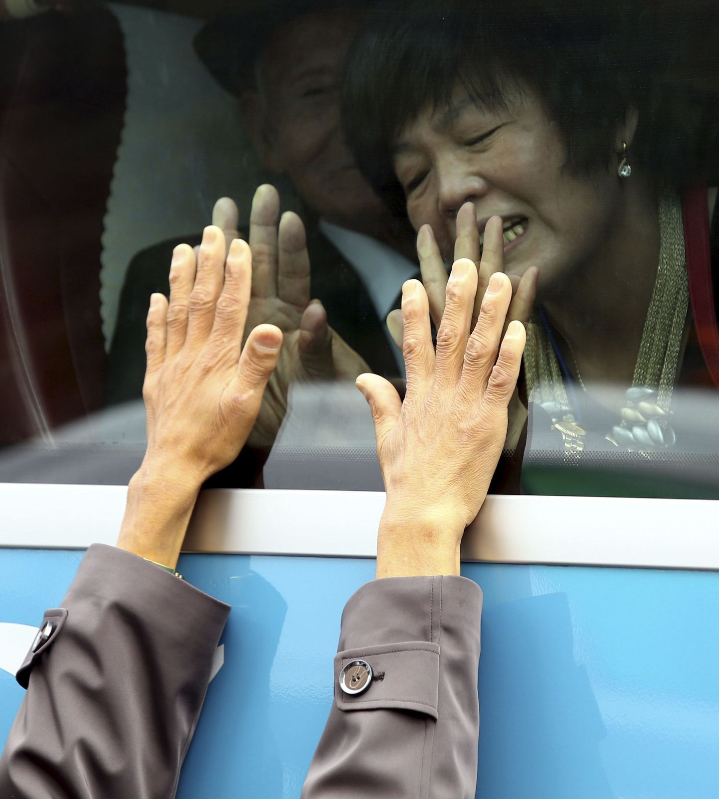 Lõunakorealased kokkusaamiselt bussiga lahkumas.