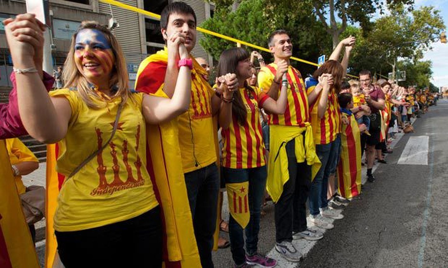 Kataloonia kett (Via Catalana) leidis aset Kataloonia rahvuspäeval 11. septembril 2013. aastal. 1 600 000 kuni 2 000 000 inimest ühendasid oma käed, luues elava 400 kilomeetrise inimketi, alustades põhjapoolsest linnast El Pertus ning lõpetades lõunapoolses asulas Alcanar.