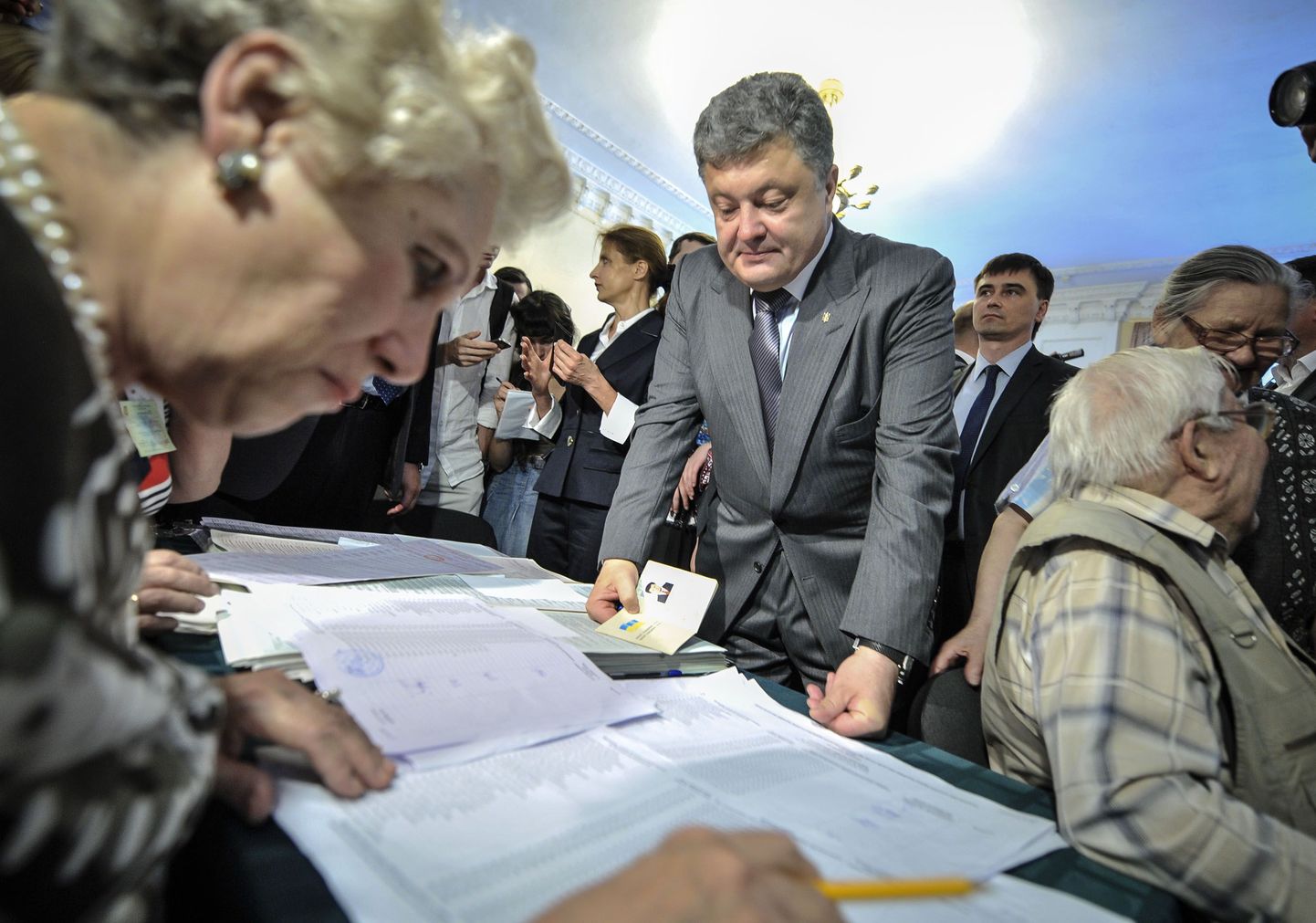 Ukraina uus president Petro Porošenko täna hääletamas.