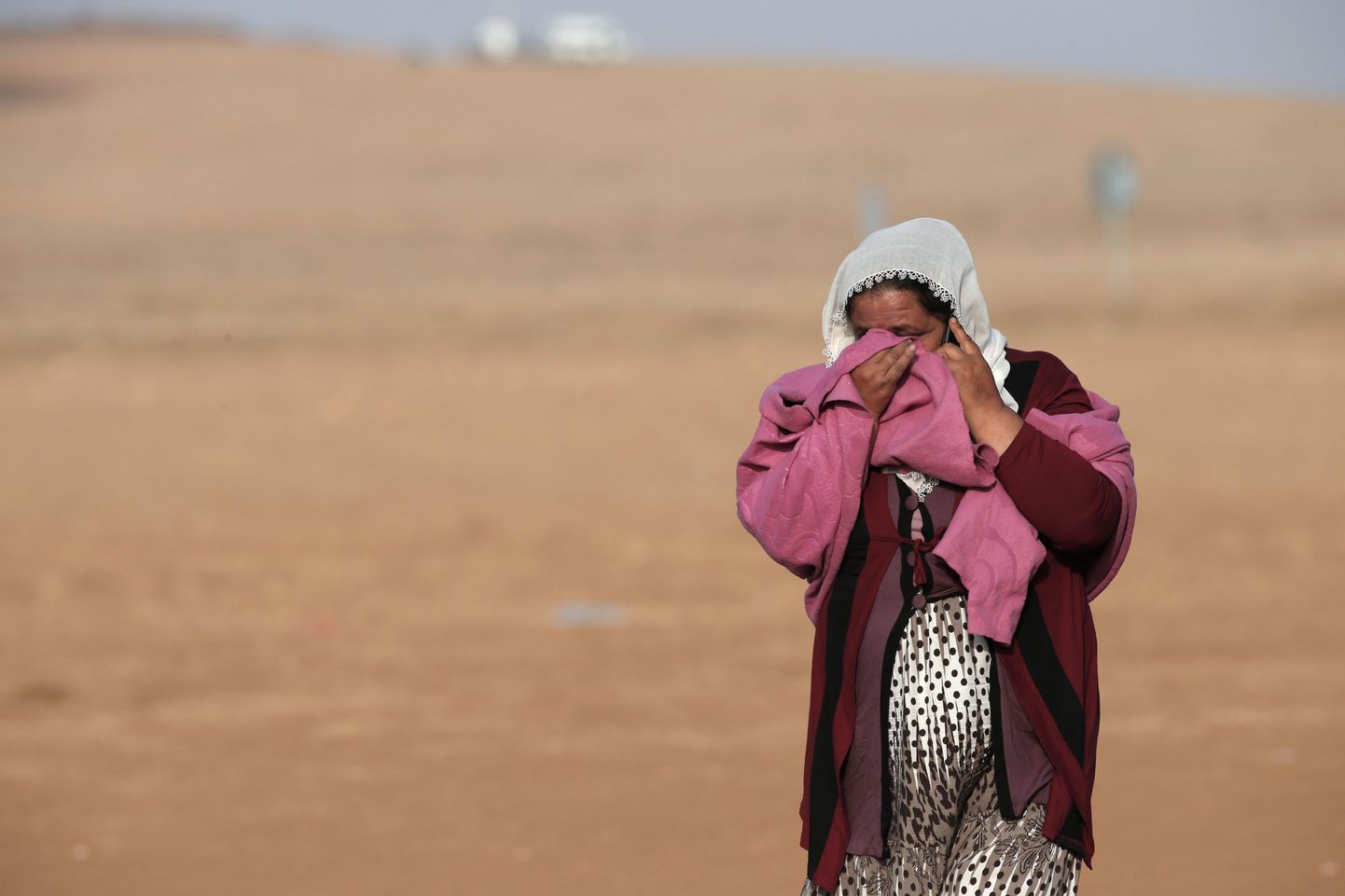 Türki põgenenud Süüria kurditar nutab toimuva pärast.
