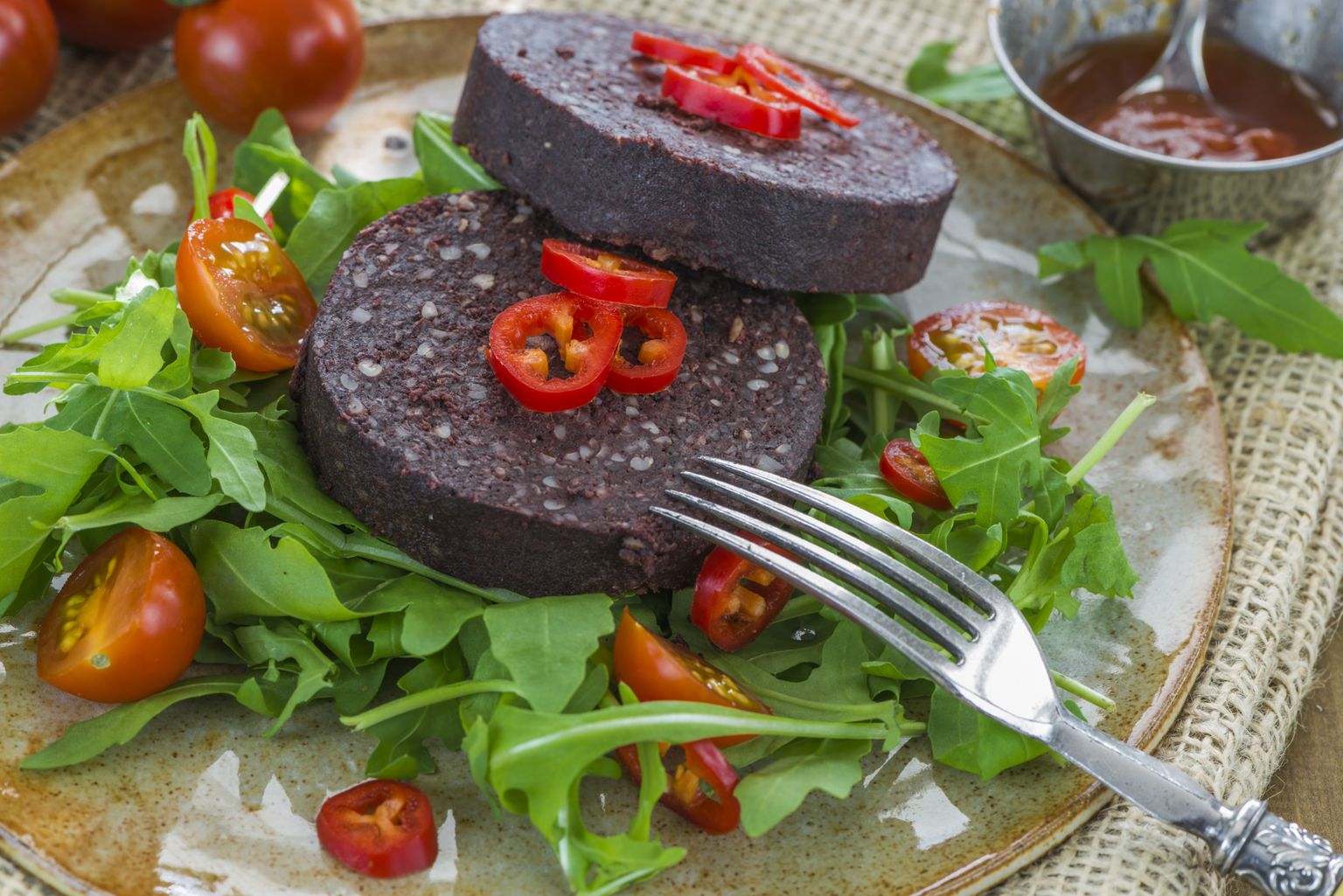 Veretooteid hinnatakse mujalgi, näiteks Inglismaal on traditsiooniline toit black pudding, mis sarnaneb meie verikäkiga.