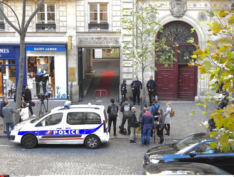 Kim Kardashianilt rööviti Pariisi luksuskorteris relva ähvardusel kümne miljoni dollari väärtuses juveele / Scanpix