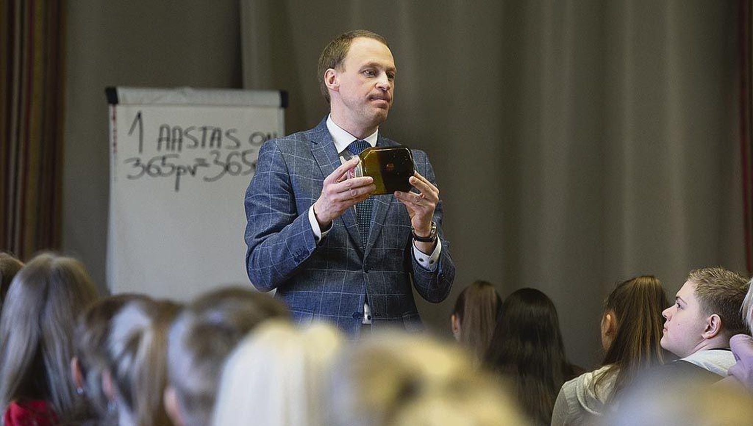 Eesti Vähiliit vabatahtlik lektor Hanno Egipt näitamas õpilastele tõrva kogust, mis ladestub kopsu, kui suitsetada iga päev üks pakk sigarette.