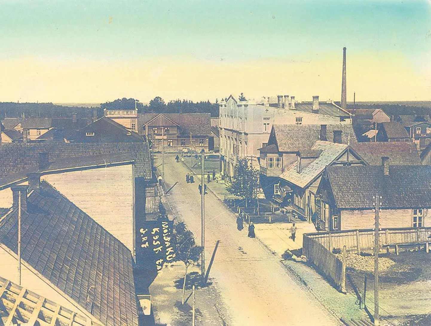 Mõisaküla Kesk tänav 1920. aastatel raudteejaama poolt vaadatuna. Tänava lõpus on paremal pool Mõisaküla Ühispanga hoone.